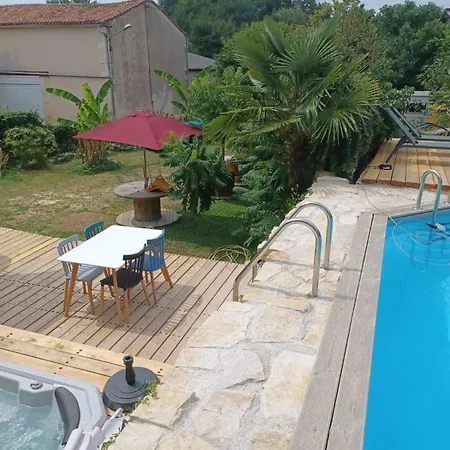 Casa de Férias Nid Charentais Angouleme Pool Jacuzzi La Poterie (Charente)