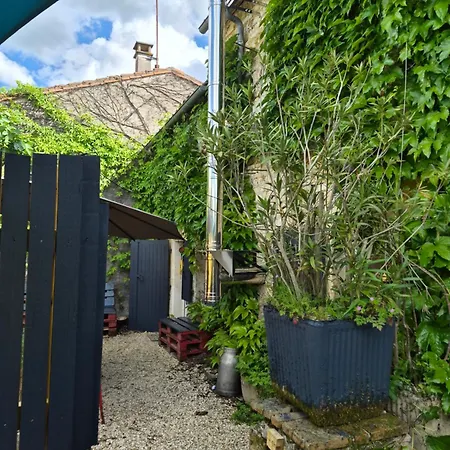 Nid Charentais Angouleme Pool Jacuzzi Дом отдыха La Poterie (Charente)